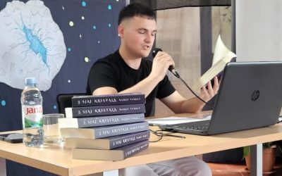 Mladi književnik među učenicima svoje škole