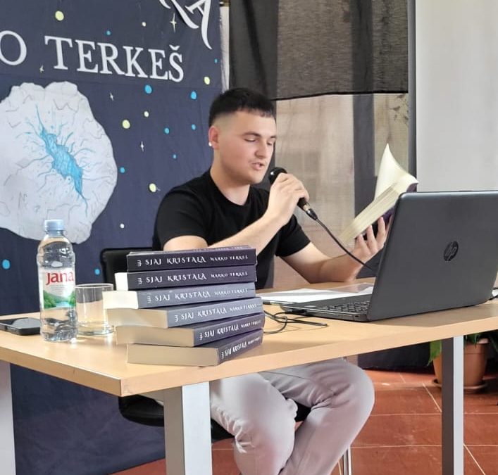 Mladi književnik među učenicima svoje škole